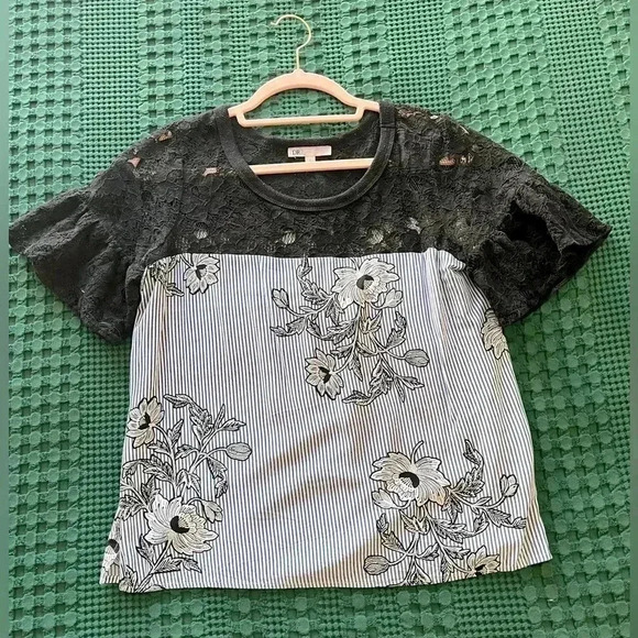 Blue floral rayon and black lace top with ruffle butterfly sleeves - Picture 3 of 7